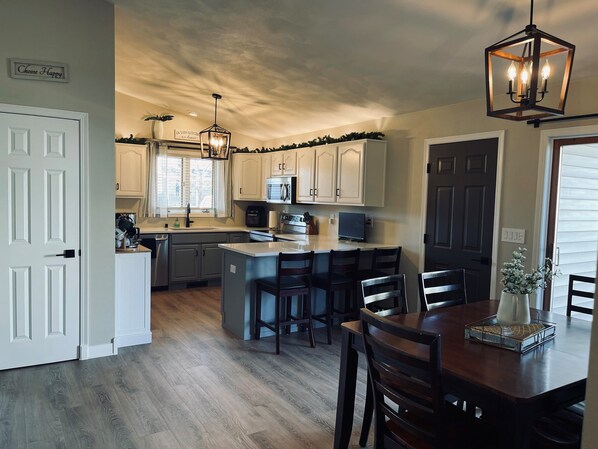 Réfrigérateur, four à micro-ondes, un four, surface de cuisson