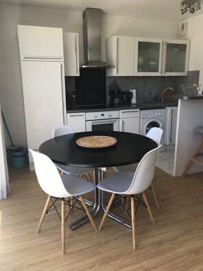 Fridge, oven, stovetop, coffee/tea maker