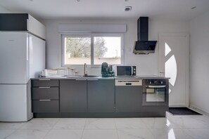 Réfrigérateur, four, plaque de cuisson, lave-vaisselle