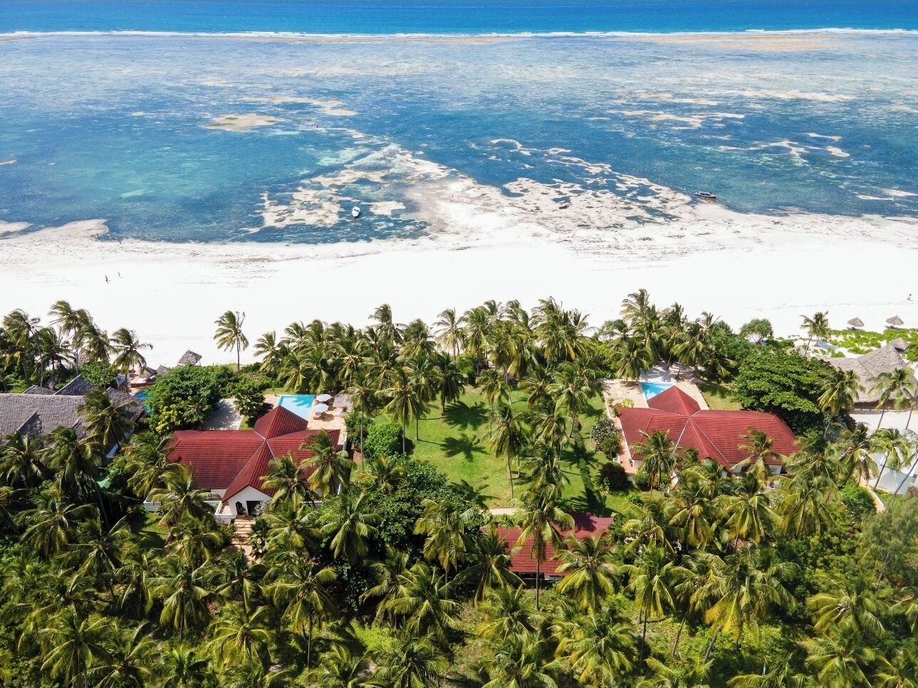 På stranden, solsenger og strandhåndklær
