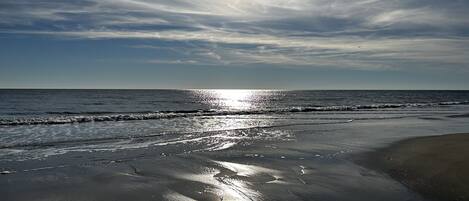 Una spiaggia nelle vicinanze, lettini da mare, teli da spiaggia
