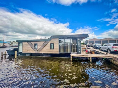 Comfortable, large, moored houseboat