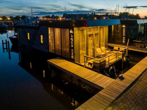 Comfortable, large, moored houseboat