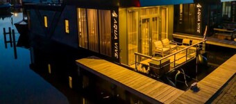 Comfortable, large, moored houseboat