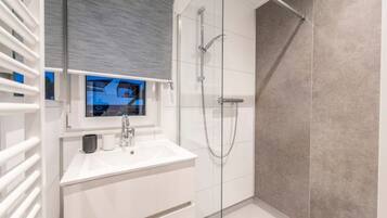 Douche, sĂšche-cheveux, serviettes fournies, savon