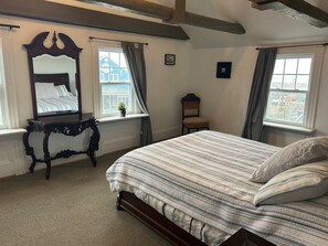 WiFi, bed sheets - Quirky Beach House with 4 bathrooms and big deck (Harbourville)