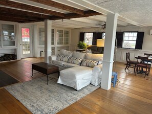 TV, fireplace - Quirky Beach House with 4 bathrooms and big deck (Harbourville)