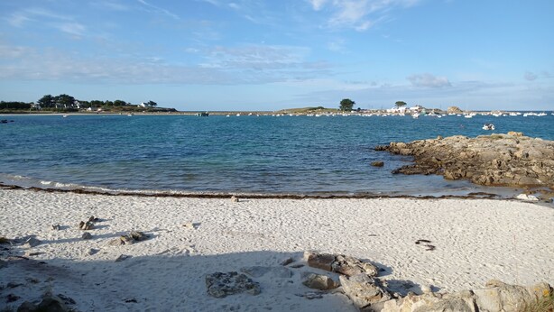 A beach with white sand, rocky outcrops, and calm blue water. - Stone house 300 m from the beach (Plouguerneau)
