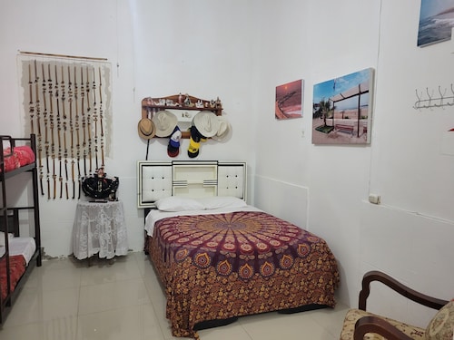 Beautiful cozzy studio located four blocks to the beach, pets and kids   allow..