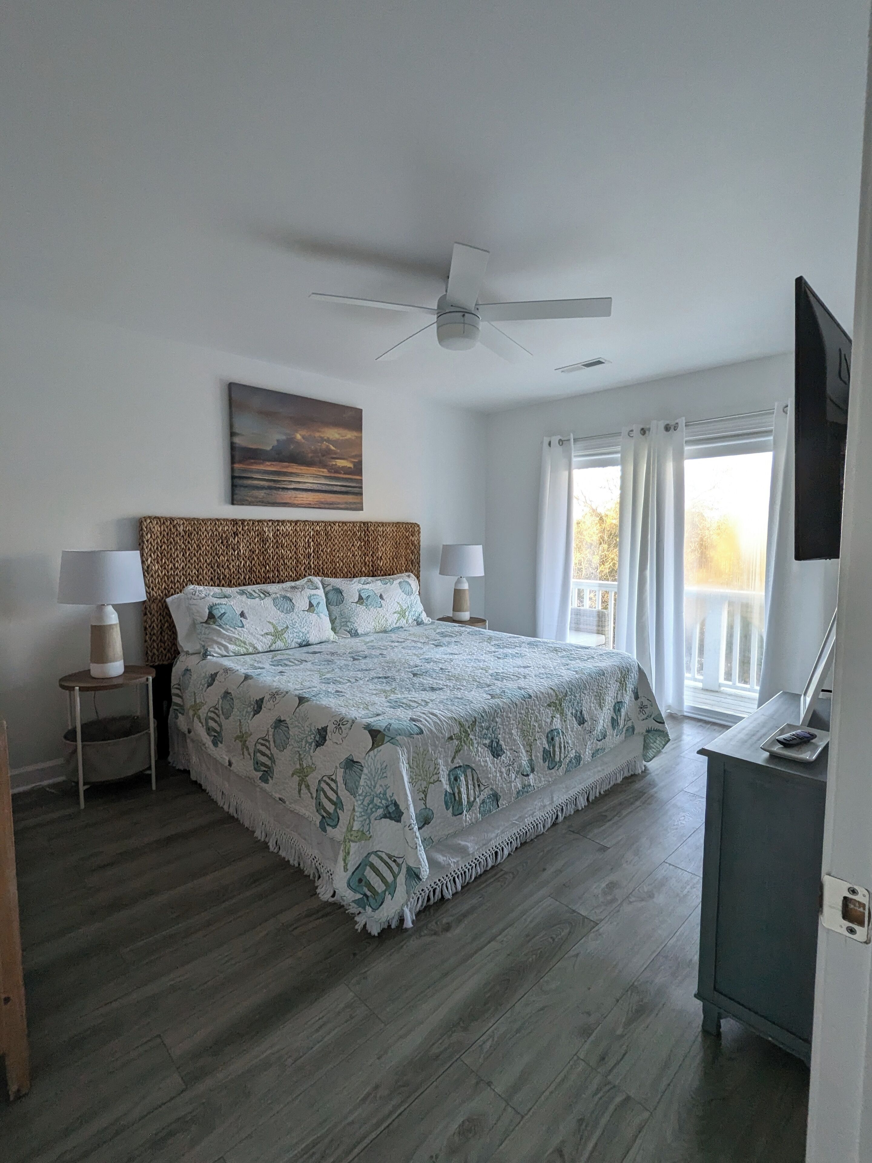 Tabla de planchar con plancha, wifi y ropa de cama 