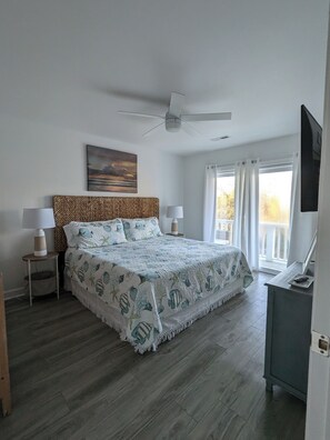 Iron/ironing board, WiFi, bed sheets - Whiskey Bent Condo (Southport)