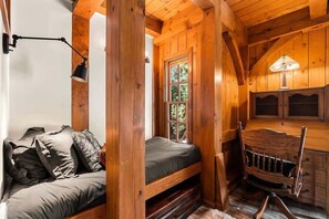 5 bedrooms, desk, iron/ironing board, WiFi