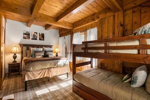5 slaapkamers, een bureau, een strijkplank/strijkijzer, wifi
