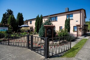 Property grounds - Vacation apartment (No.1) for 2-3pers - FEWO's Fam. Vogel (Heringsdorf)