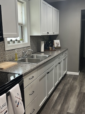 Fridge, microwave, oven, stovetop - Lake View Home in Spirit Lake (Spirit Lake)