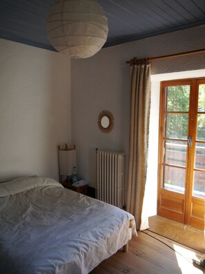 3 chambres, fer et planche à repasser, Wi-Fi, draps fournis