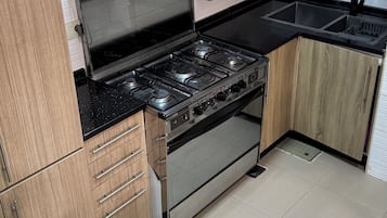 Refrigerador, microondas, horno y parrilla de estufa