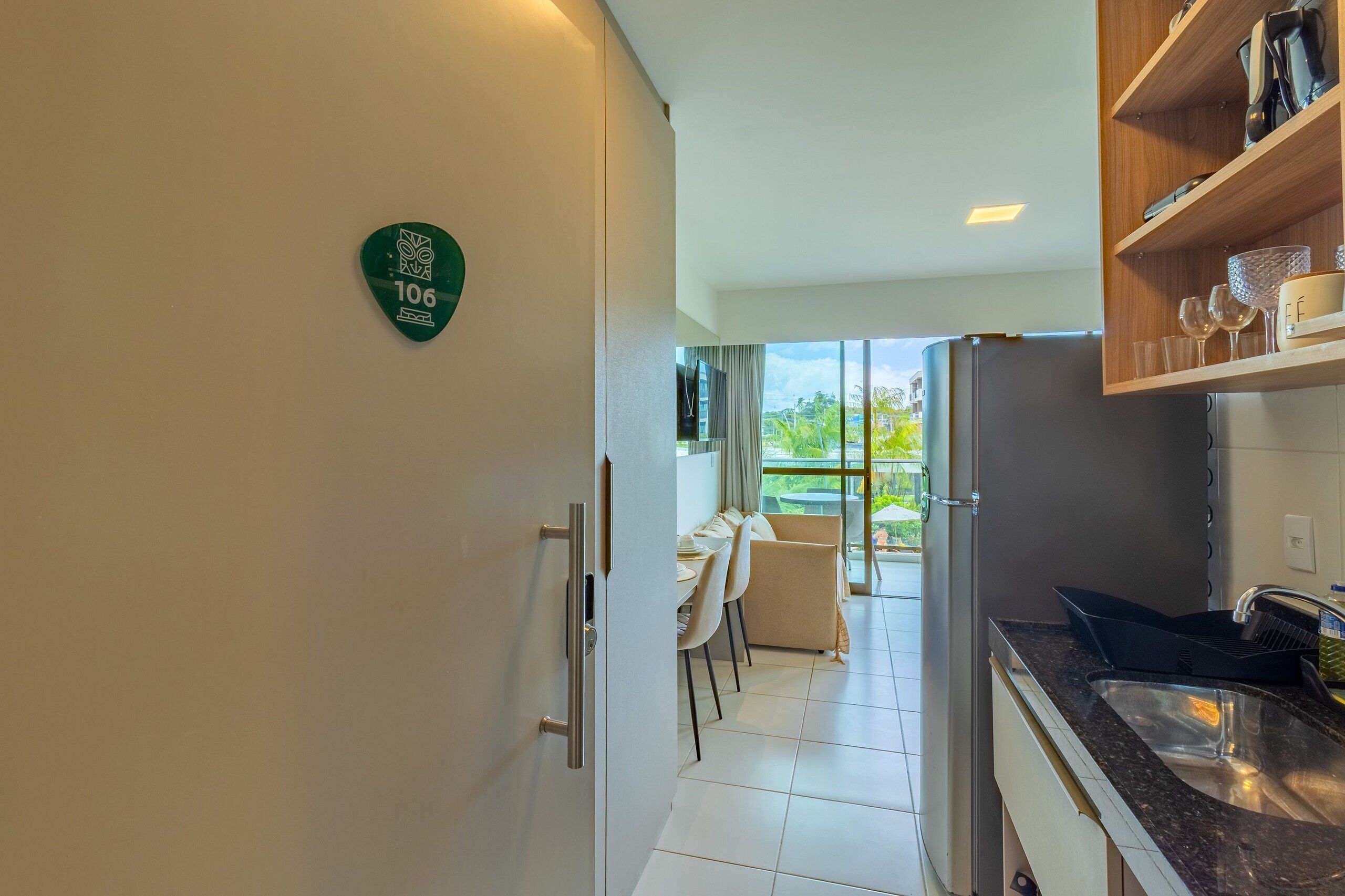 Une cuisine moderne avec un coin repas, un balcon offrant une vue agréable et un numéro d’identification affiché sur le mur.