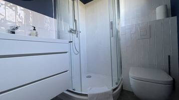 Dusj, hårføner, håndklær og såpe