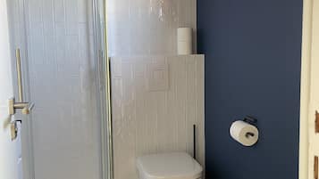 Douche, sĂšche-cheveux, serviettes fournies, savon