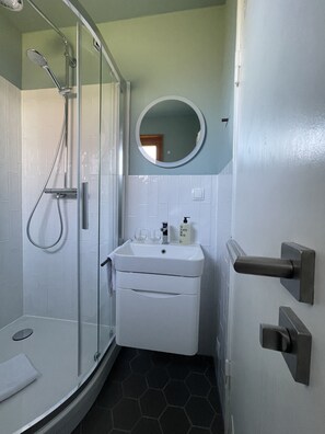 Douche, sèche-cheveux, serviettes fournies, savon