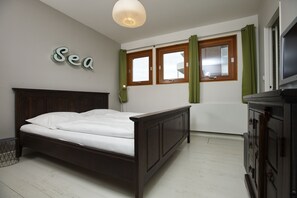 3 bedrooms, travel cot, free WiFi, bed sheets