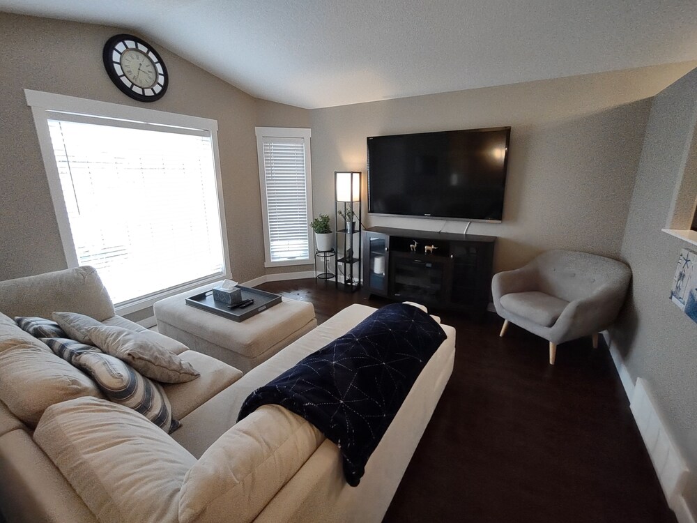 3 Bedroom Upstairs Suite Fully Stocked, Clean and PetFriendly