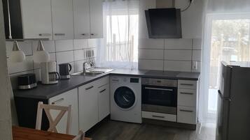 Wasserkocher mit Kaffee-/Teezubehör, Kühlschrank, Mikrowelle, Herdplatte