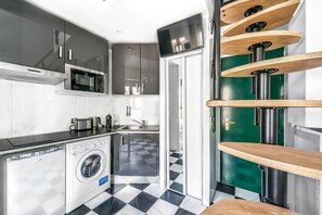 Réfrigérateur, micro-ondes, plaque de cuisson, cafetière/bouilloire