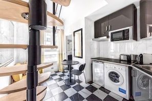 Fridge, microwave, stovetop, coffee/tea maker - Studio Colisee - Champs Elysees by B'Your Home (Paris)
