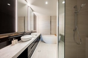 Badewanne, Haartrockner, Handtücher, Seife
