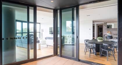 Luxury 4 Bedroom Apt - Parking, pool and views