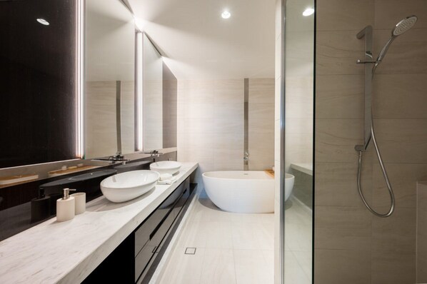 Bathtub, hair dryer, towels, shampoo