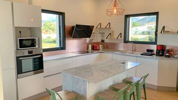 Geladeira, micro-ondas, fogão, cooktop