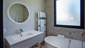 Badewanne, Haartrockner, Handtücher