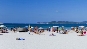 A crowded beach with people sunbathing and walking. - Large, Authentic 2-bed Apartment, Panoramic Views (Bosa)