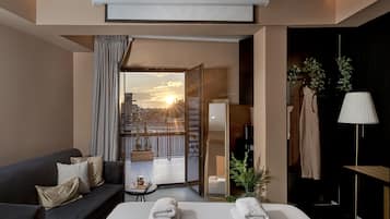 Suite | 1 bedroom, hypo-allergenic bedding, in-room safe, blackout drapes