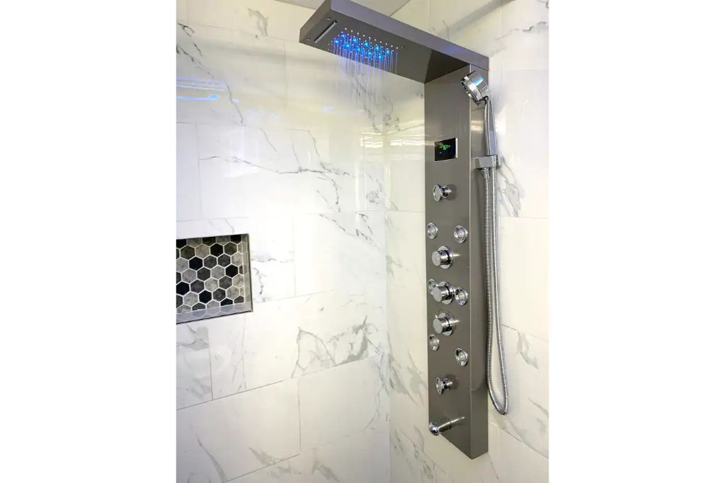 Dusche, Haartrockner, Handtücher, Seife