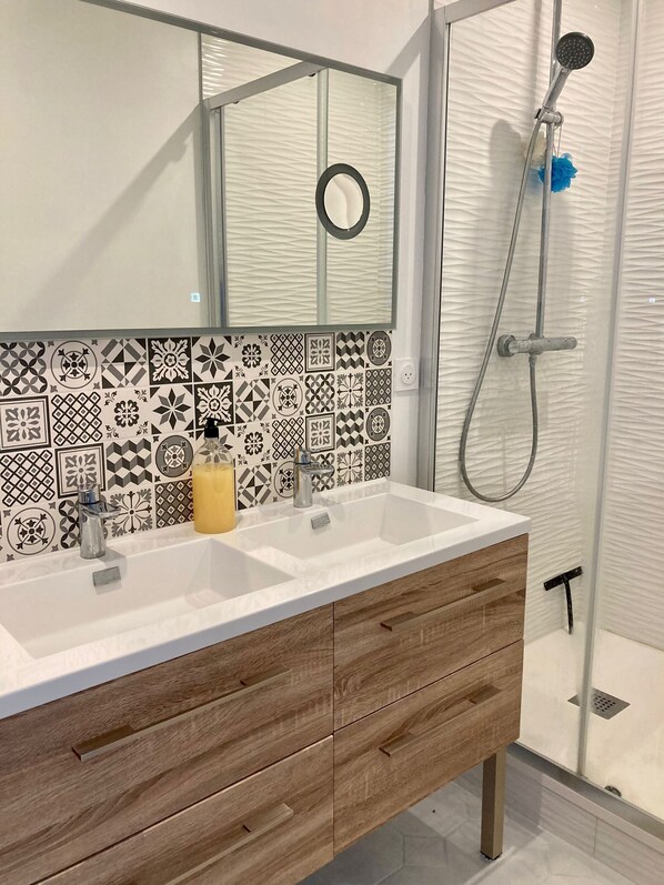 Douche, serviettes fournies