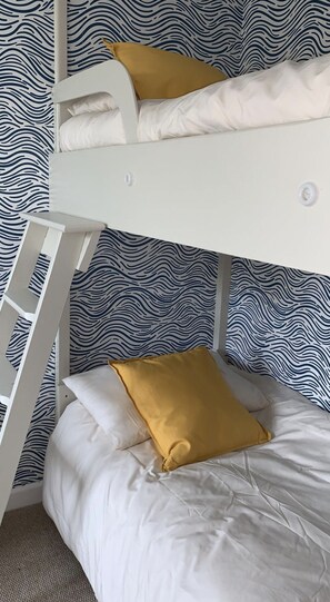 4 habitaciones, tabla de planchar con plancha y cuna de viaje 