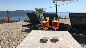 Two glasses of a pink beverage on a table with a view of the sea and mountains in the background. - Penthouse with excellent sea views (Brsec)