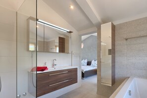 Suihku, hiustenkuivaaja, bidee, pyyhkeet