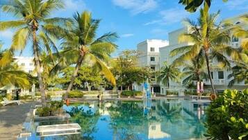 3 buitenzwembaden, parasols voor strand/zwembad