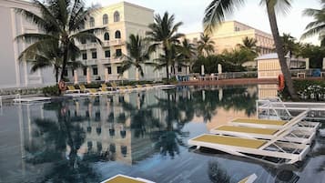 3 piscinas al aire libre (de 07:00 a 19:00), sombrillas, tumbonas