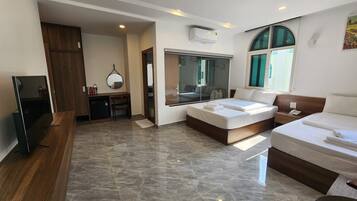 Luxe beddengoed, bedden met traagschuimmatras, een bureau