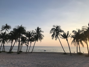 On the beach, white sand, sun-loungers, beach umbrellas - Kalia Hotel (Phu Quoc)