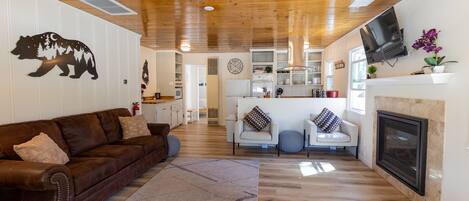 Una Smart TV, una chimenea, libros