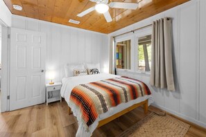 3 bedrooms, in-room safe, WiFi, bed sheets - Central Big Bear Home • Hot Tub + Outdoor Firepit (Big Bear Lake)