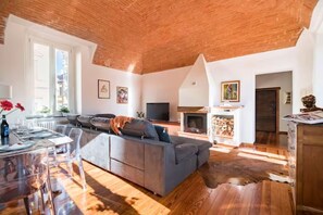 Smart TV - In Biella's Historic Center - Large, Luxurious, Multi-family Design Apartment (Biella)