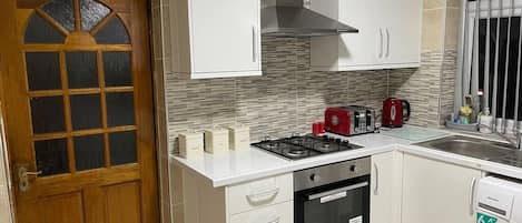 Casa | Cocina privada | Refrigerador, microondas, horno y parrilla de estufa